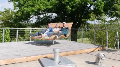 Zwei mit einem Betondeckel verschlossene ehemalige Güllegruben dienen als Wasserreservoir. Bei Arbeitseinsätzen wurde der Platz mit guter Aussicht nun zum Sonnendeck umfunktioniert, wie neben Georg Helm und Frauke Plog-Bell auch Thorsten Graf (v.l.) demonstriert. (Foto: Ulli Ganter)