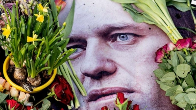 Gedenken an Alexej Nawalny vor der russischen Botschaft in Kopenhagen. (Foto: Nils Meilvang/Ritzau Scanpix Foto/AP/dpa)