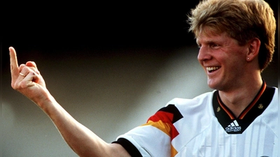 Effenbergs Stinkefinger: Von dem berühmten Moment am 27. Juni 1994, als er während des dritten WM-Gruppenspiels gegen Südkorea gnadenlos ausgepfiffen wurde und darauf den Fans den ausgestreckten Mittelfinger zeigte, gibt es allerdings kein Foto. Daher wird in diesem Zusammenhang meistens dieses Bild verwendet, das bereits 1992 entstanden ist. Es zeigt eine eher spaßige Szene mit Jürgen Kohler.  (Foto: Bongarts)