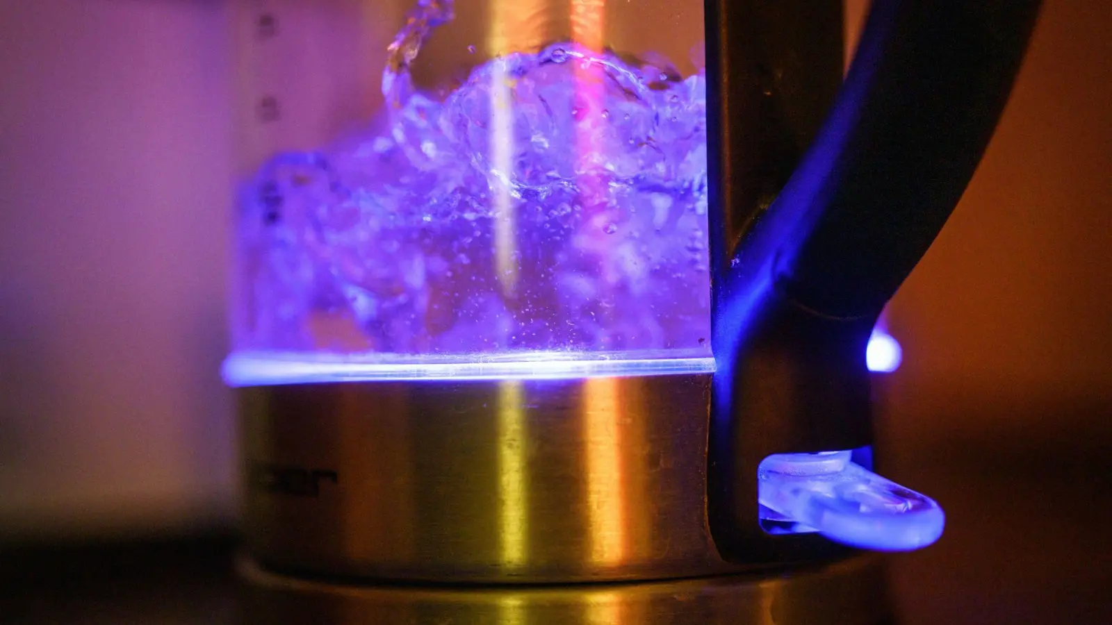 Das Wasser muss im Stadtgebiet Passau nicht mehr abgekocht werden. (Symbolbild) (Foto: Frank Rumpenhorst/dpa)