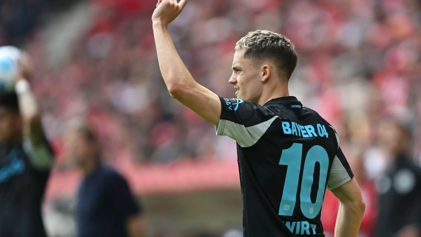 Zu einem Bericht um die Rückennummer 10 äußert sich Wirtz. (Foto: Arne Dedert/dpa)