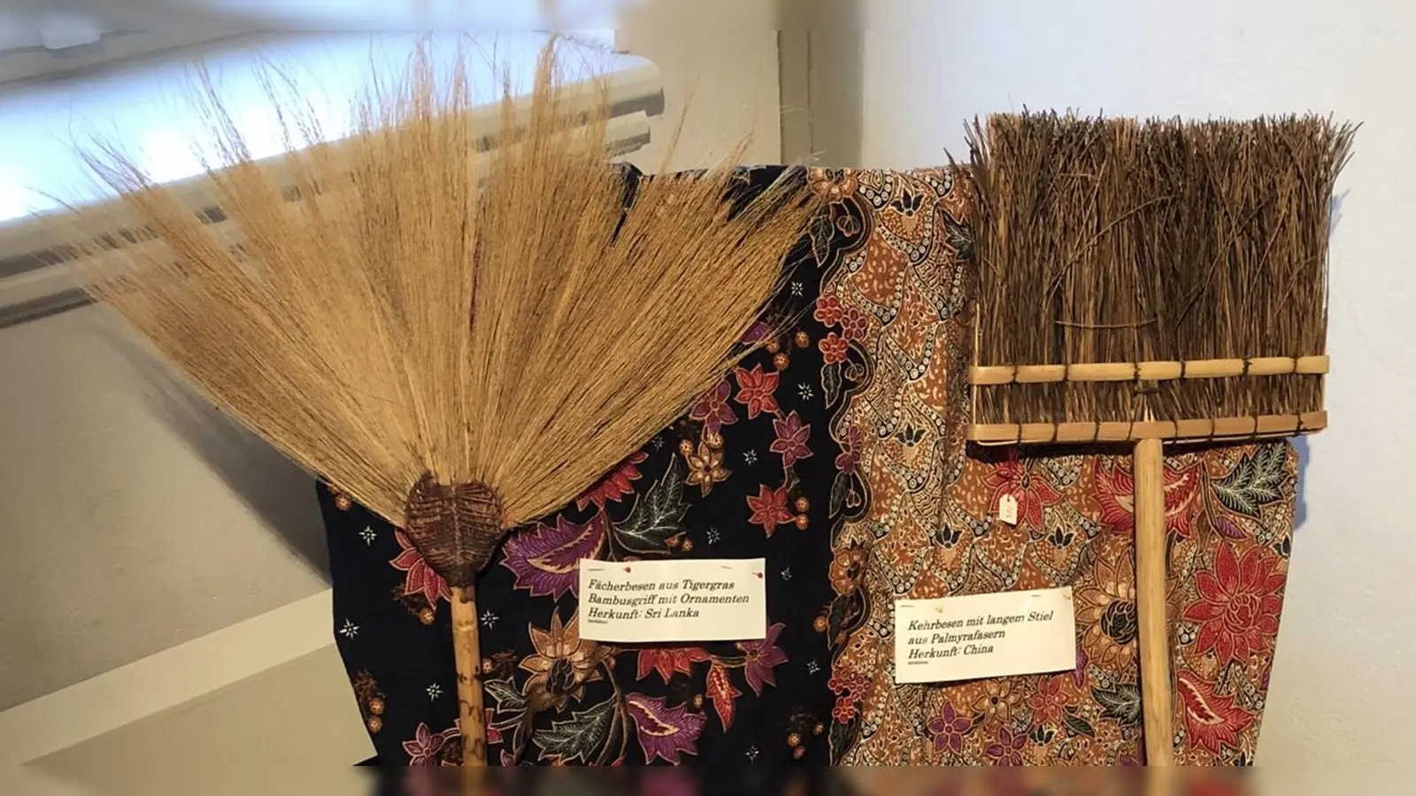 Die Exponate der Sonderausstellung sind über die ganzen Räume des Deutschen Pinsel- und Bürstenmuseums verteilt zu sehen. Mitarbeiterin Anne-Mary Lang gruppierte die exotischen Haushaltsgeräte thematisch passend und dekorierte sie liebevoll. (Foto: Johannes Flierl)