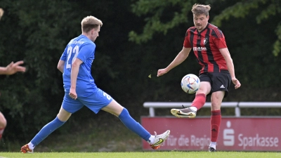 Sebastian Beck (rechts, hier im Spiel gegen den FV Illertissen II) erzielte für den SC Aufkirchen gegen den FSV Pfaffenhofen das 1:3, das allerdings zu spät kam. Der SCA musste sich geschlagen geben. (Foto: Martin Rügner)