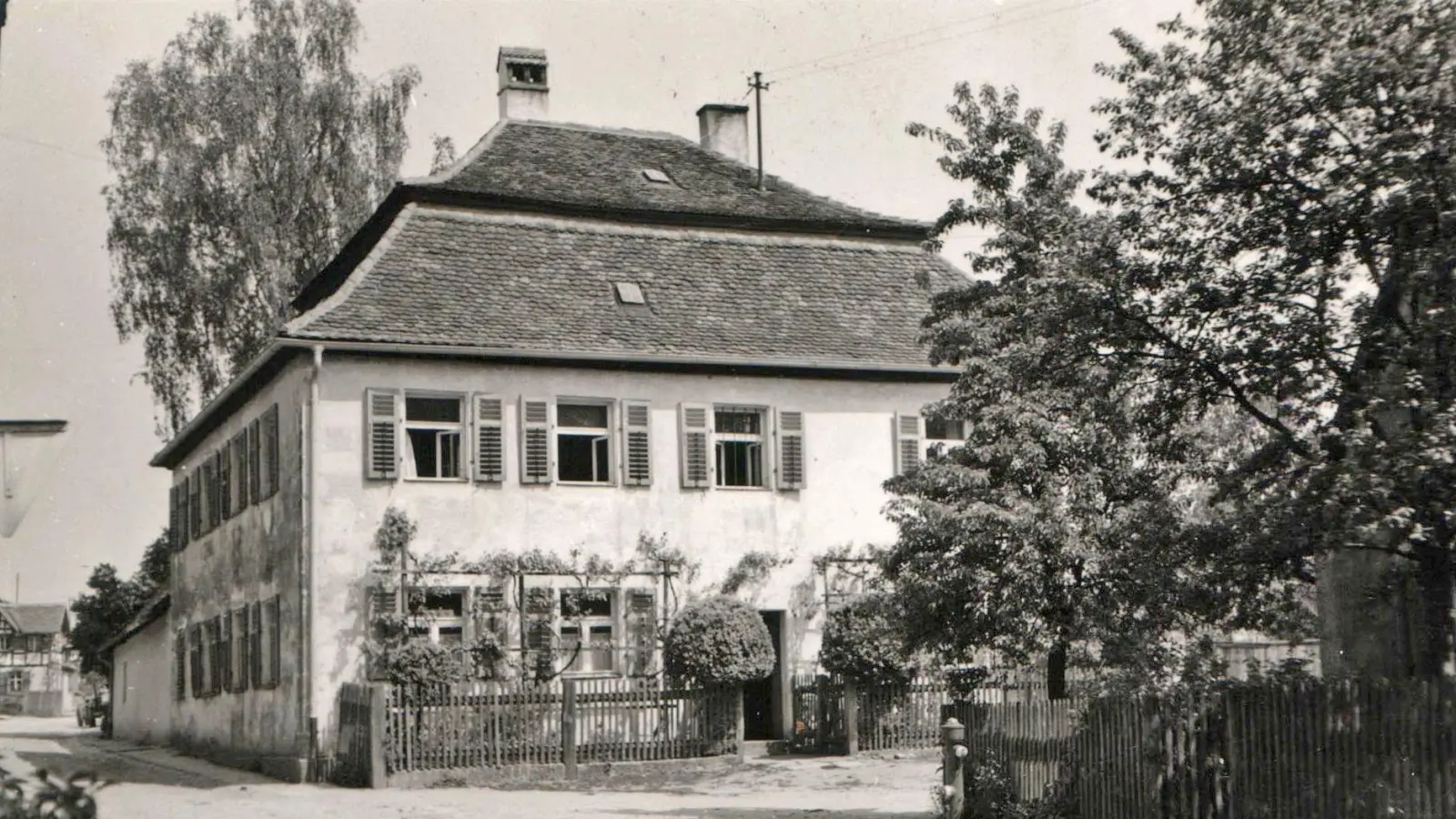 Starke Frauen scheinen am Kriegsende im Pfarrhaus in Linden gewohnt zu haben. Gut möglich, dass sie den Ort vor Schlimmerem bewahrten. Das Foto stammt aus der Zeit um 1950.  (Archivbild: Stadtarchiv Neustadt a.d.Aisch.)