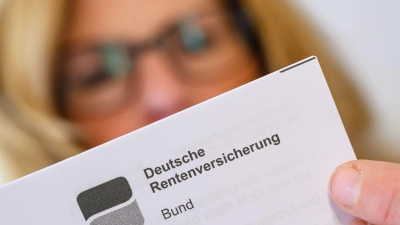  Deutsche gingen 2024 im Durchschnitt mit 64,7 Jahren in Rente.  (Foto: Patrick Pleul/dpa)