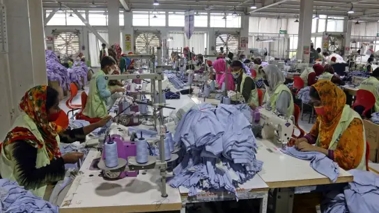 In Bangladeschs Bekleidungsfabriken arbeiten überwiegend Frauen. (Foto: Habibur Rahman/ZUMA Press Wire/dpa)