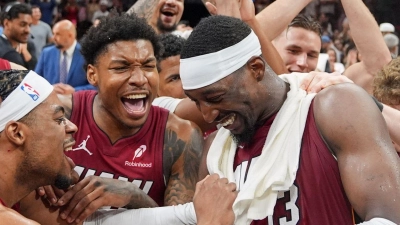 Bam Adebayo (rechts) wurde von Fans und Mitspielern für seine 83 Punkte gefeiert. (Foto: Rebecca Blackwell/AP/dpa)