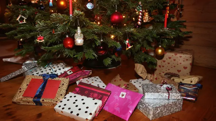 Viele Menschen wollen einer Umfrage zufolge dieses Jahr an den Weihnachtsgeschenken sparen. (Foto: Karl-Josef Hildenbrand/dpa)