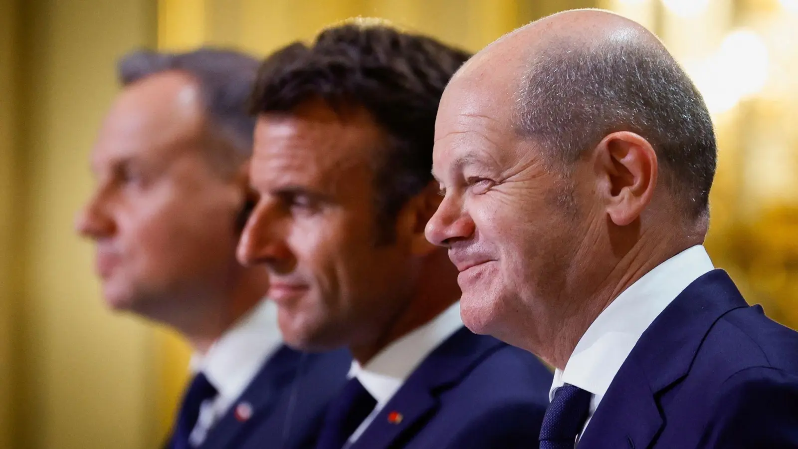 Andrzej Duda (l-r), Emmanuel Macron und Olaf Scholz nehmen an einer gemeinsamen Pressekonferenz im Élysée-Palast teil. (Foto: Sarah Meyssonnier/Reuters Pool/AP/dpa)