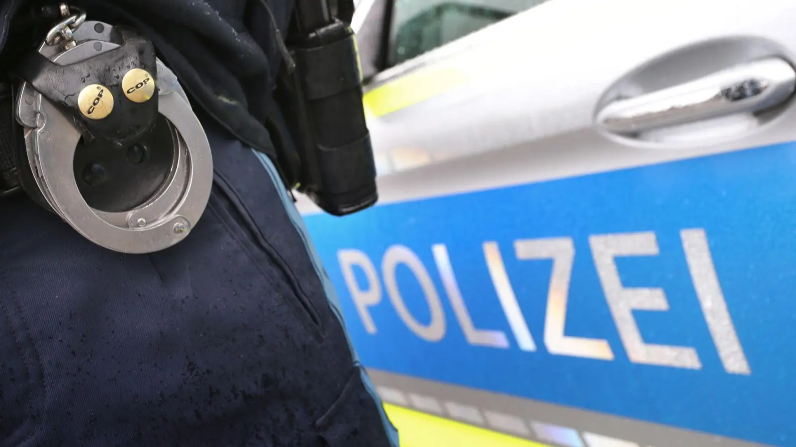 Mit einer täuschend echt aussehenden Waffe soll ein Mann in Unterfranken Polizisten bedroht haben. (Symbolbild) (Foto: Karl-Josef Hildenbrand/dpa)