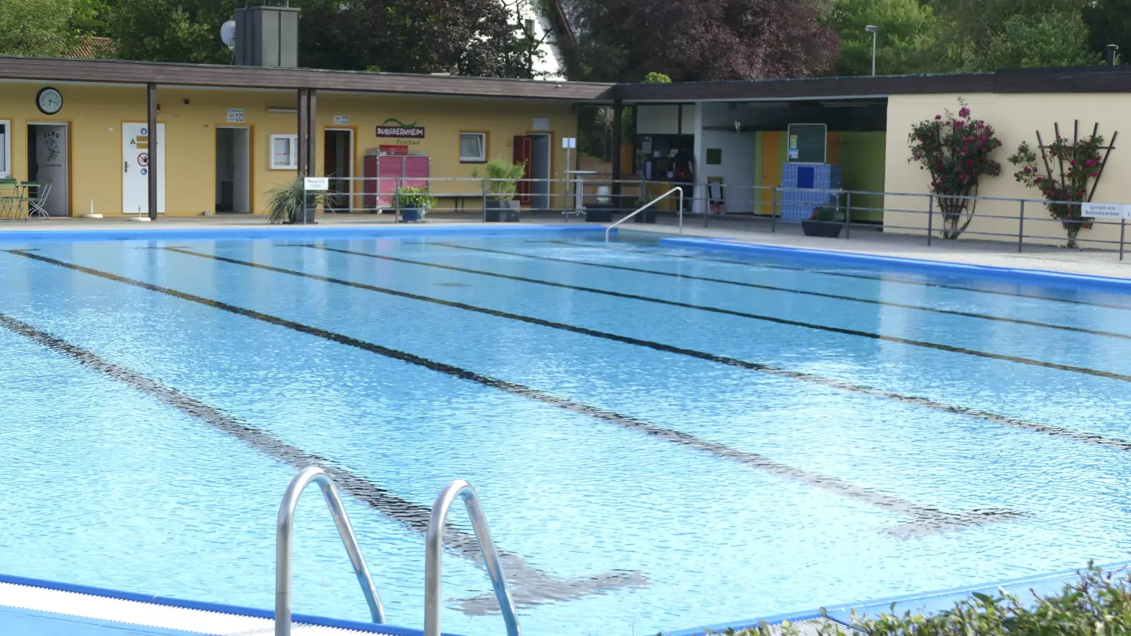 Das Burgbernheimer Schwimmbad soll bald in neuem Glanz erstrahlen, doch wer das alles bezahlen soll, ist noch unklar.  (Foto: Helmut Meixner)