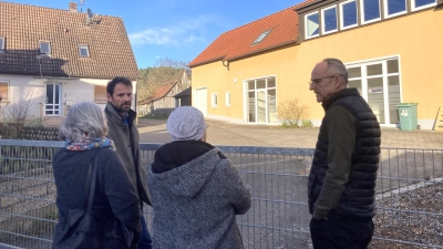 Vor Ort sahen sich Landtagsabgeordneter Martin Stümpfig (links) und der Lichtenauer Grünen-Gemeinderat Manfred Eschenbacher im Umfeld der geplanten Asylbewerberunterkunft um. (Foto: Patryk Zelenski)