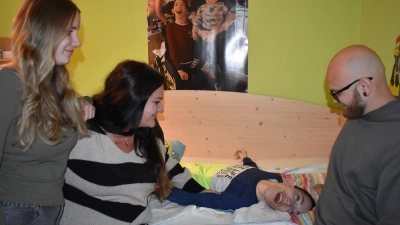 Elisa, Jasmin und Christof Bien (von links) kümmern sich neben ihrer Mama um den schwerstbehinderten Bruder und Schwager Florian. Der 1999 geborene junge Mann ist rund um die Uhr auf Betreuung angewiesen. (Foto: Ute Niephaus)
