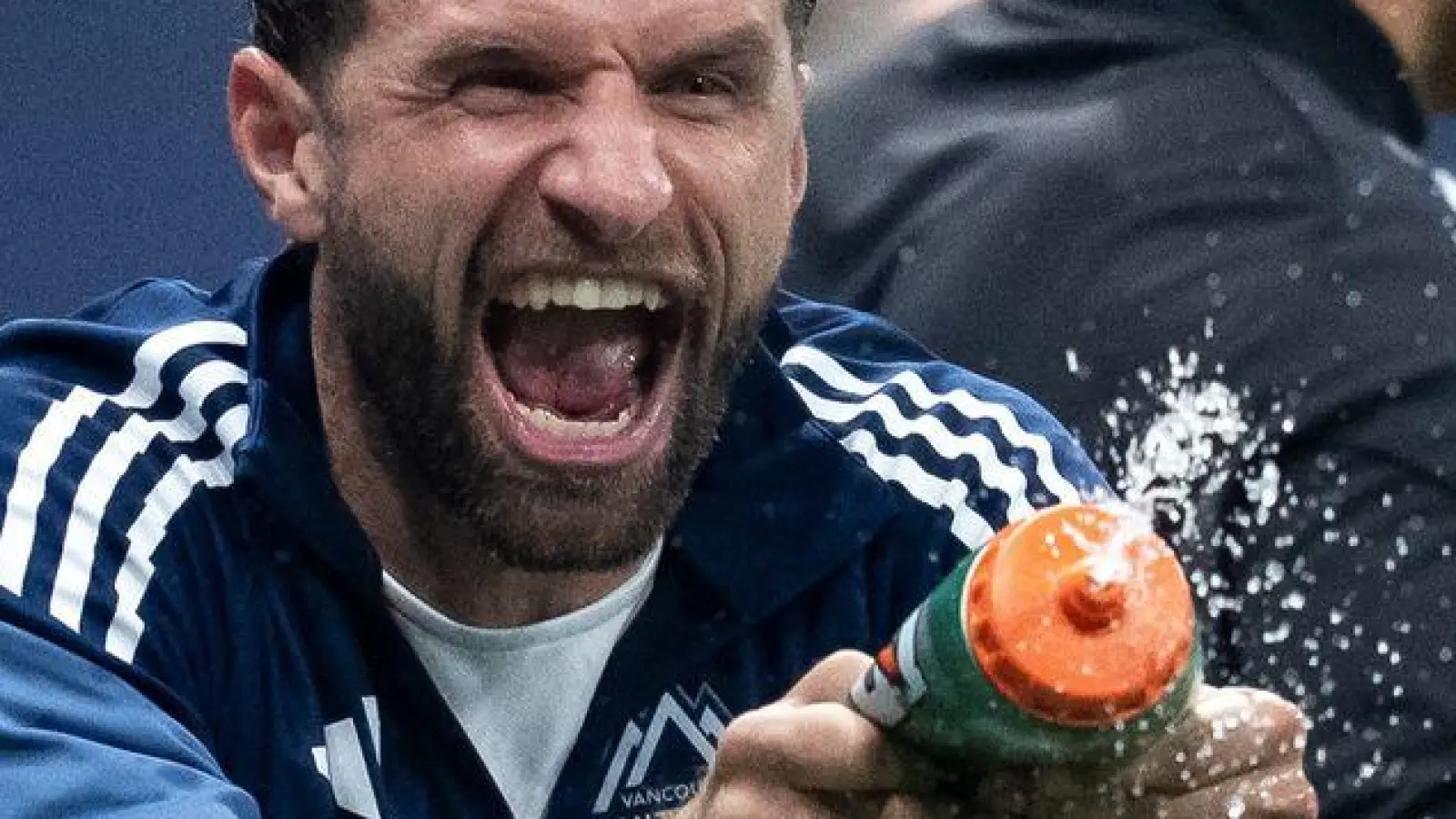Thomas Müller ist auch in seinem neuen Team ein Spaßvogel. (Foto: Ethan Cairns/The Canadian Press/AP/dpa)