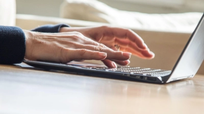 Alle, die im Internet geschäftsmäßig auftreten oder kommerzielle Interessen verfolgen, benötigen ein Impressum. (Foto: Christin Klose/dpa-tmn)