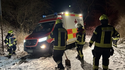 Nahe Burghaslach hatte ein Rettungswagen auf der schneeglatten Fahrbahn Probleme mit der Standhaftigkeit. Die Feuerwehr rückte an. (Foto: Feuerwehr Burghaslach)