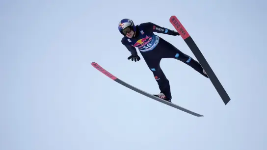 Andreas Wellinger landete beim Skifliegen am Kulm auf Rang vier. (Foto: Florian Schroetter/AP/dpa)