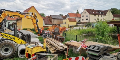 Im Dorf herrscht derzeit rege Bautätigkeit. Wichtige Teile des Kanalnetzes müssen erneuert werden. Das Thema beschäftigte viele Leute zuletzt mehr als die offenen Fragen zu ihrem Mitbürger Thomas T. (Foto: Jürgen Binder)