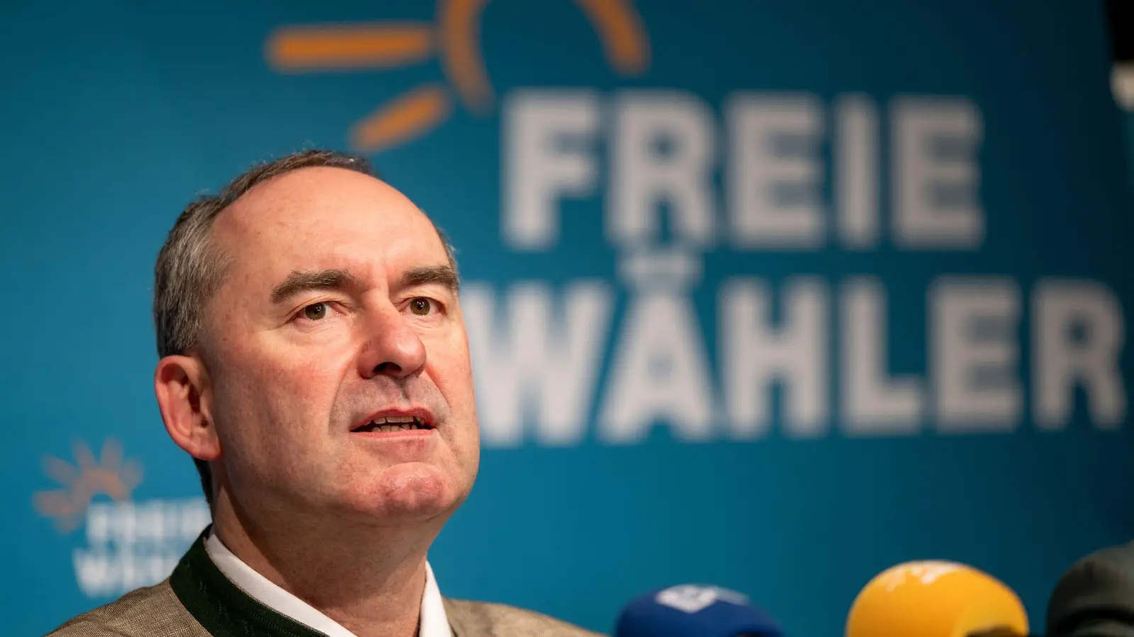 Hubert Aiwanger, Parteichef der Freien Wähler, sieht die Erfolge bei der Kommunalwahlen auch als Steilvorlage für die Landtagswahl 2028 in Bayern.  (Foto: Lennart Preiss/dpa)