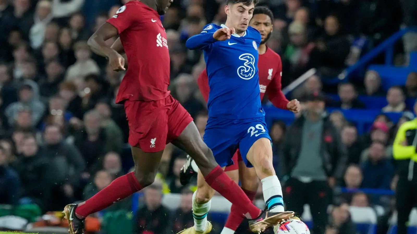 Chelseas Kai Havertz (r) und Liverpools Ibrahima Konate teilten sich mit ihren Teams die Punkte. (Foto: Frank Augstein/AP)