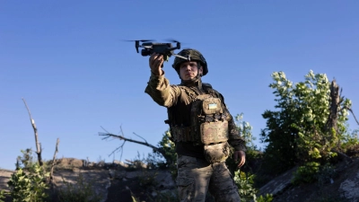 Ein ukrainischer Soldat startet eine Drohne - diese Art von Waffe ist im Krieg besonders wichtig. (Foto: Alex Babenko/AP/dpa)