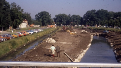 Im August 1979 liefen die Arbeiten, um die zusätzlichen Parkflächen zu schaffen. Im ersten Schritt wurde hierzu die Rezat von der Mitte der Fläche hin zur Straße verlegt.  (Archivbild: Sammlung Alexander Biernoth)