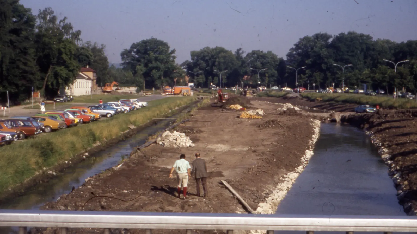 Im August 1979 liefen die Arbeiten, um die zusätzlichen Parkflächen zu schaffen. Im ersten Schritt wurde hierzu die Rezat von der Mitte der Fläche hin zur Straße verlegt.  (Archivbild: Sammlung Alexander Biernoth)