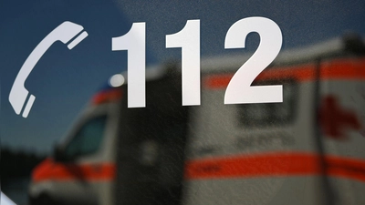 Mehrere Rettungswagen waren im Einsatz. (Symbolbild) (Foto: Patrick Seeger/dpa)