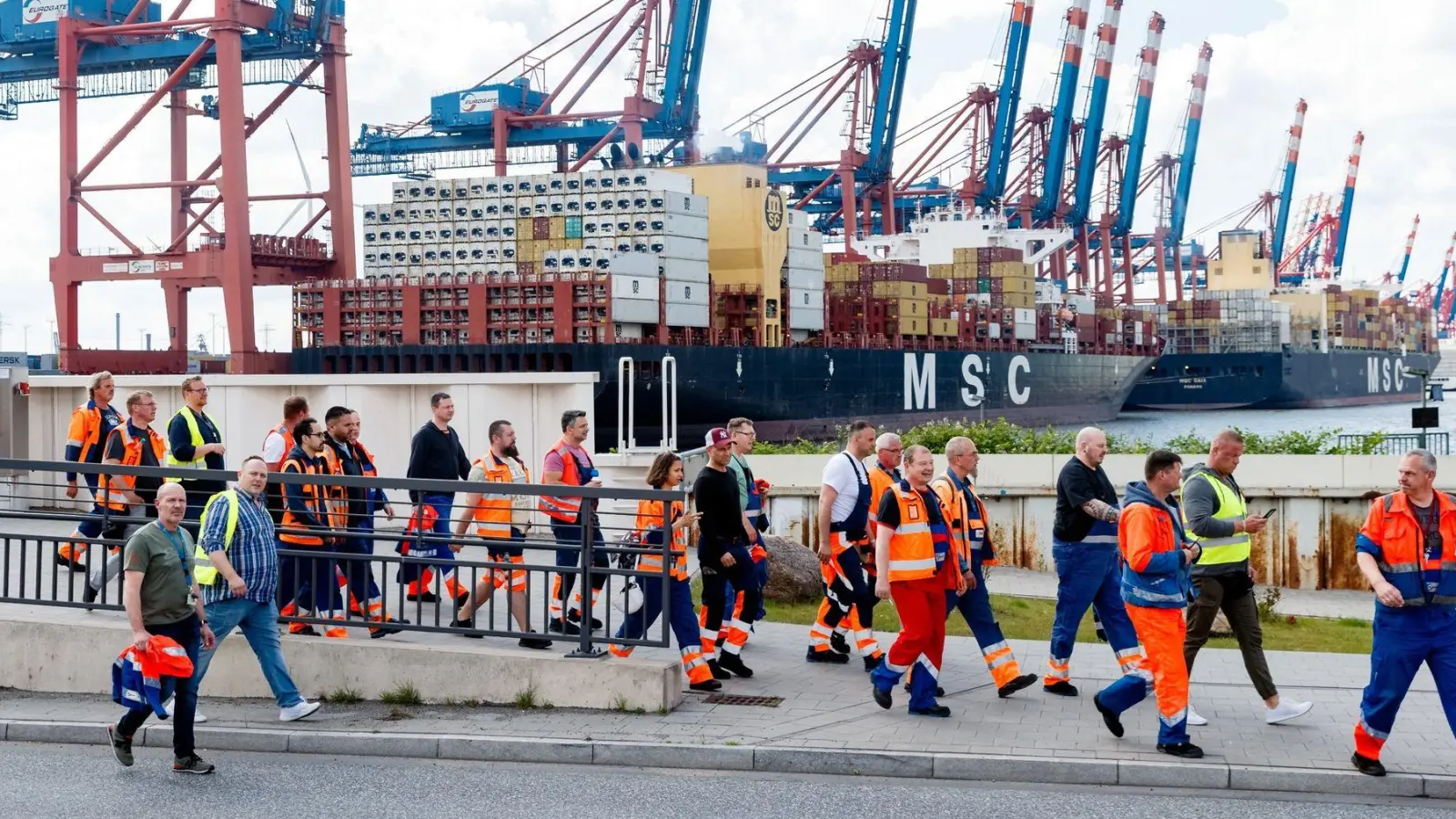Hafenarbeiter in Hamburg gehen zu einer Streikversammlung. (Foto: Markus Scholz/dpa)