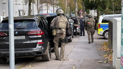 SEK-Beamte hatten nach Hinweisen auf einen Bewaffneten eine Gesamtschule in Solingen umstellt. Jetzt gibt es Entwarnung. (Foto: Gianni Gattus/dpa)