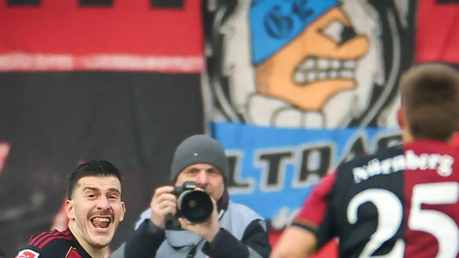 Luka Lotschoschwili (l) bejubelt sein erstes Tor für Nürnberg. (Foto: Daniel Karmann/dpa)