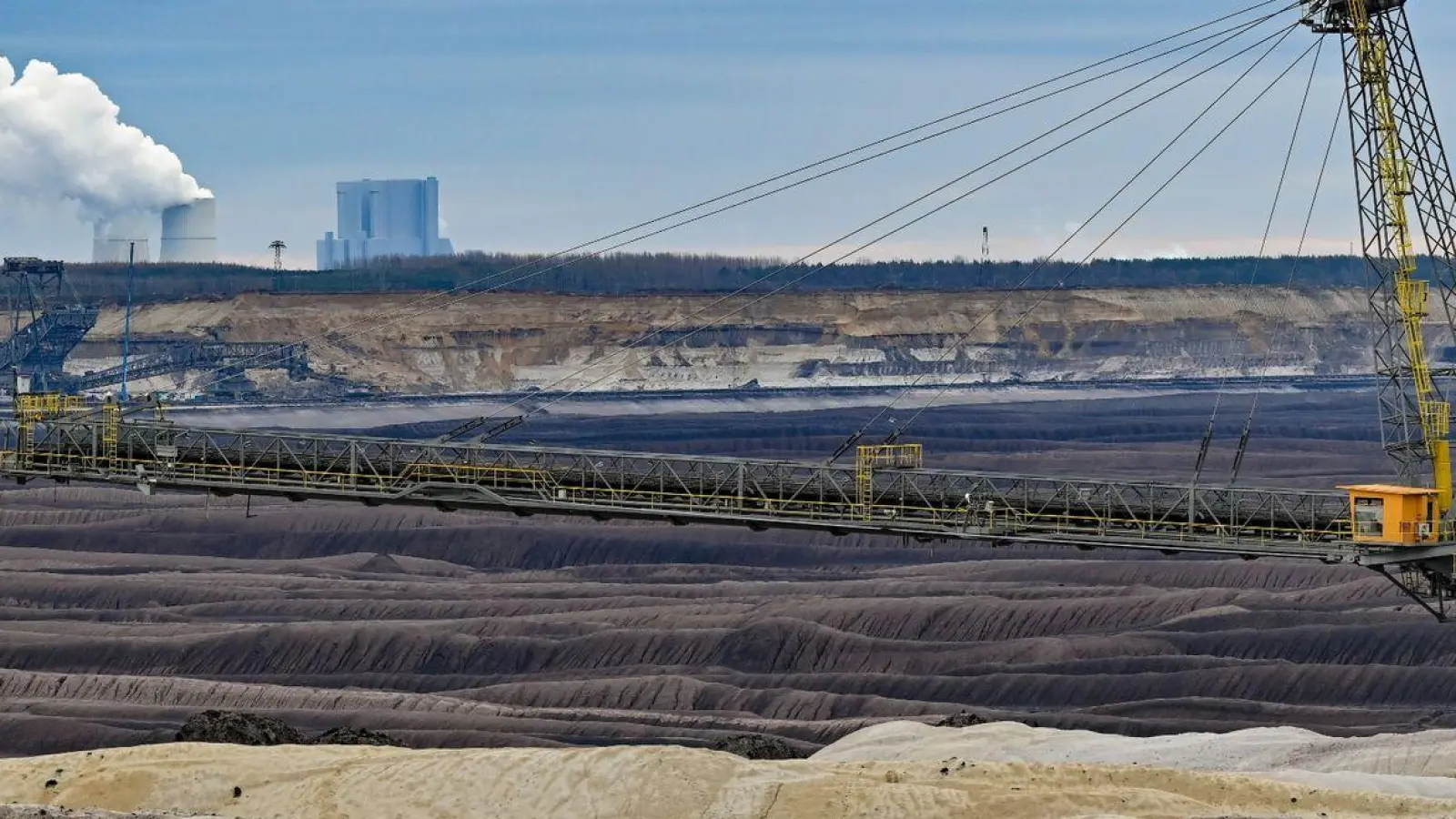 Abraumhalden und ein Absetzer sind im Braunkohletagebau Welzow-Süd der Lausitz Energie Bergbau AG (LEAG) zu sehen. Der Methan-Ausstoß ist in Deutschland deutlich höher als angenommen. (Foto: Patrick Pleul/dpa)