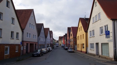 Die Hauptstraße in Wilhermsdorf, nicht eben ein städtebauliches Prachtstück, könnte in absehbarer Zeit zu einer verkehrsberuhigten Zone werden. (Foto: Heinz Wraneschitz)