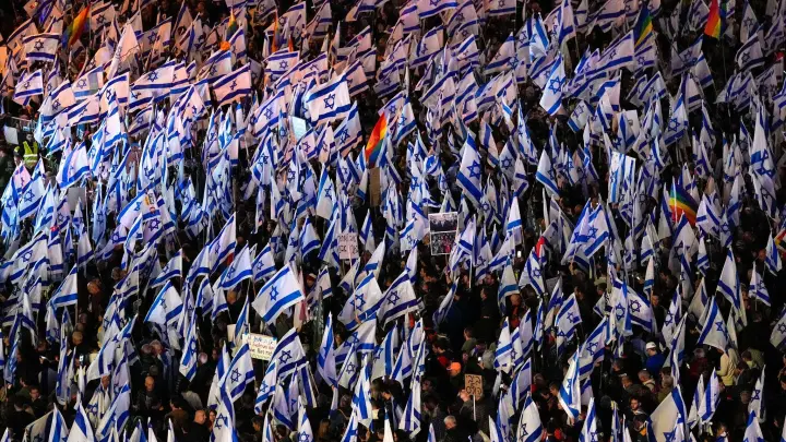 Tausende Demonstranten sind hier in Tel Aviv auf die Straße gegangen um gegen die geplante Justizreform zu protestieren. (Foto: Tsafrir Abayov/AP)