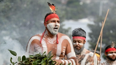 Vielerorts feiern Indigene ihre Kultur mit Tänzen und Gesängen. (Foto: Dan Himbrechts/AAP/dpa)