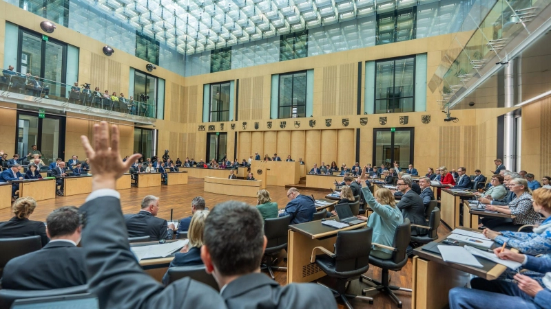 Der Bundesrat arbeitete vor dem Wochenende eine lange Tagesordnung ab.  (Foto: Michael Kappeler/dpa)