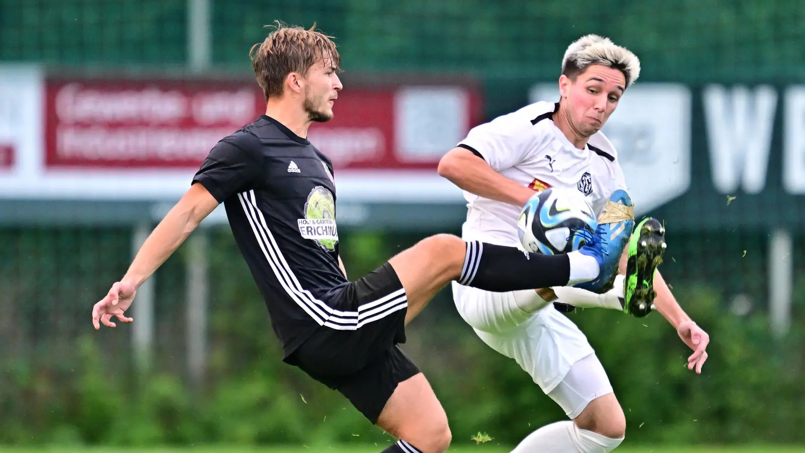 Auch mit einem getapten Schuh torgefährlich: Maximilian Takacs (links) trug 15 Treffer zur Vizemeisterschaft des SC Großschwarzenlohe in der Landesliga bei. (Foto: Wolfgang Zink)