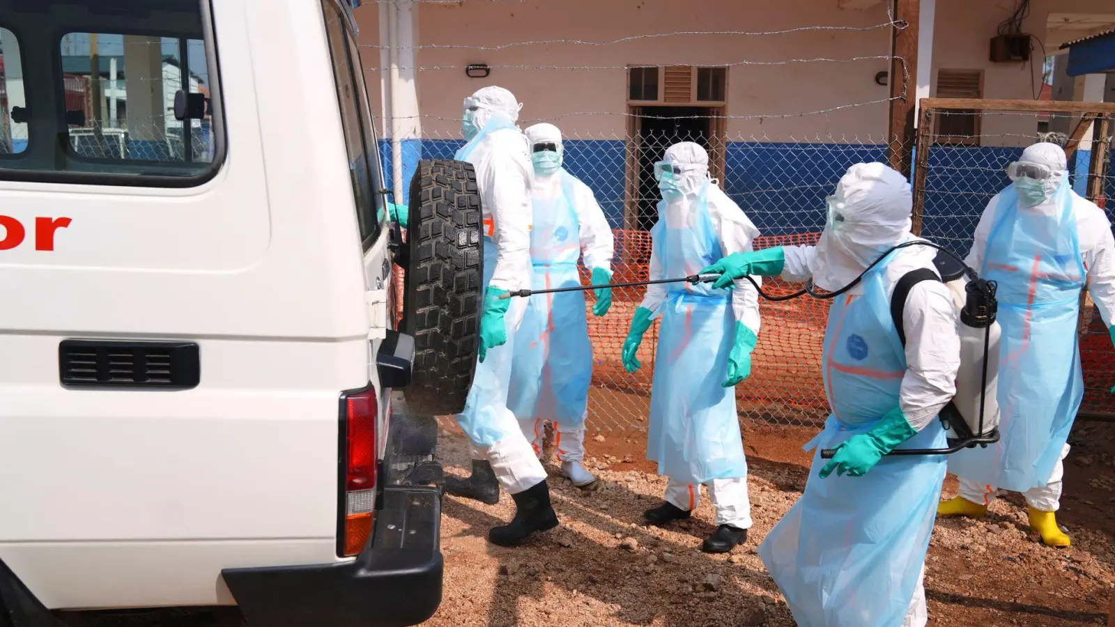 Im Kongo werden zu wenige Patienten in die Behandlungszentren gebracht - so kann der Ausbruch nicht unter Kontrolle gebracht werden. (Foto: Dirole Lotsima Dieudonne/AP/dpa)