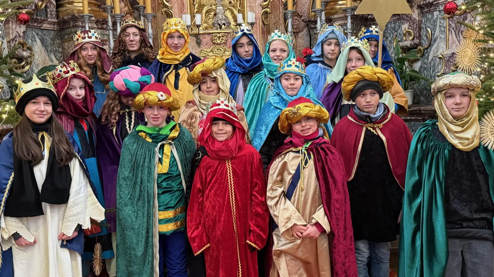 Knapp 20 Jungen und Mädchen machten sich in Scheinfeld und den Ortsteilen auf den Weg, um als Caspar, Melchior und Balthasar für notleidende Kinder in aller Welt zu sammeln. (Foto: Hans-Joachim Teufel)