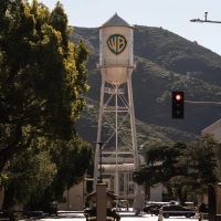 Die Klage der Bundesstaaten blockierte die Übernahme von Warner Brothers durch Paramount seit Monaten. (Archivbild) (Foto: Jae C. Hong/AP/dpa)