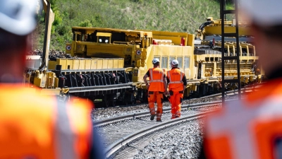 Bei der Bahn stehen zahlreiche Bauarbeiten in Bayern an. (Symbolbild) (Foto: Armin Weigel/dpa)