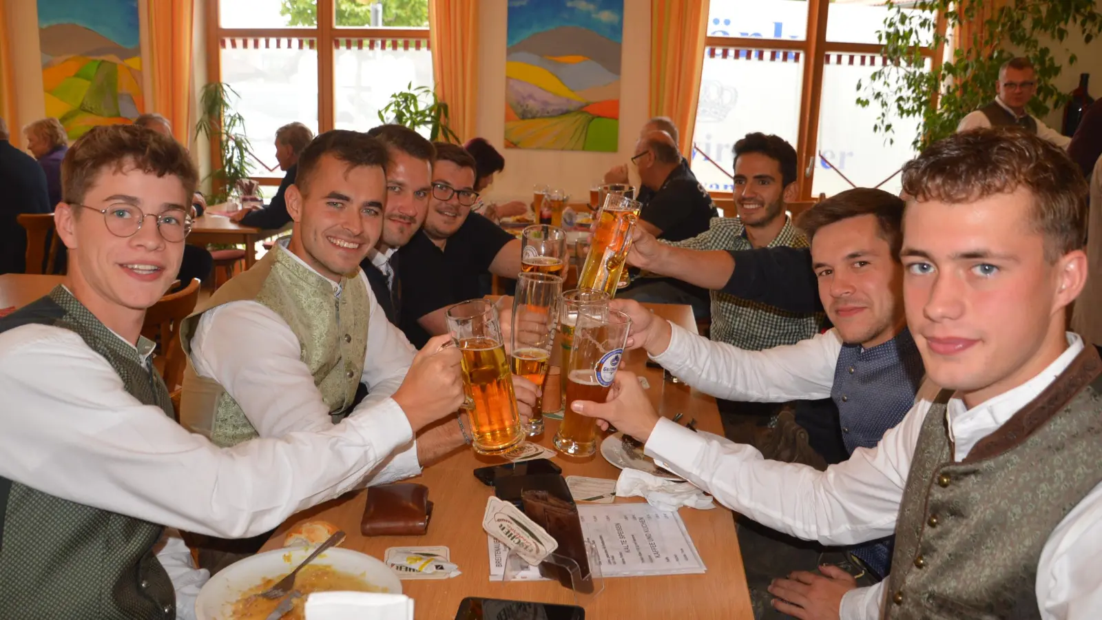 Gute Laune und fröhliche Gemeinschaft sind das Kennzeichen der Kirchweih in „Bradna“.  (Foto: Peter Tippl)