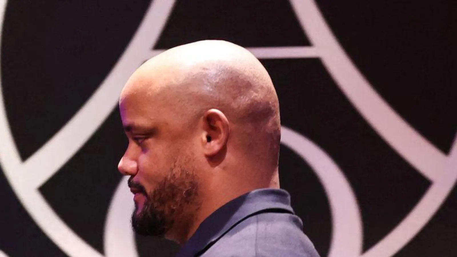 Bayern oder PSG? FCB-Coach Vincent Kompany hofft in München auf lautstarke Fans. (Foto: Franck Fife/AFP/dpa)