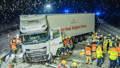 Ein Lastwagen hat auf der A70 eine stundenlange Sperre verursacht. (Foto: Ferdinand Merzbach/NEWS5/dpa)