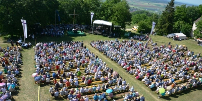 Rund 10.000 Menschen waren bei strahlendem Sommerwetter zum Kirchentag auf den Hesselberg gekommen. (Foto: Peter Tippl)