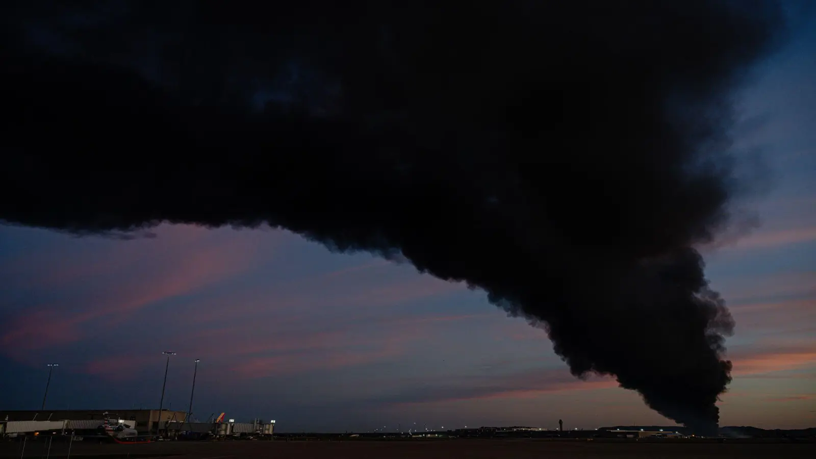 Die US-Luftfahrtbehörde FAA hat auf den Absturz der UPS-Frachtmaschine reagiert. (Archivbild) (Foto: Jon Cherry/AP/dpa)