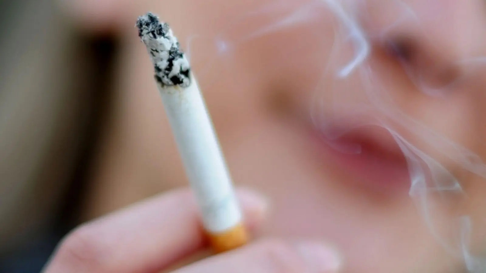 Werden in Australien Zigaretten bald mit Warnhinweisen versehen? (Foto: Julian Stratenschulte/dpa)