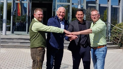 Die Geschäftsführer der DHB Therm GmbH, Florian Heinrich (links) und Jürgen Dollinger (rechts), starten symbolisch mit Volker Groninger (2. von links) und Bürgermeister Tobias Strauß den Anschluss des Unternehmens an das Nahwärmenetz in Schnelldorf. (Foto: Friedrich Strohmeier)