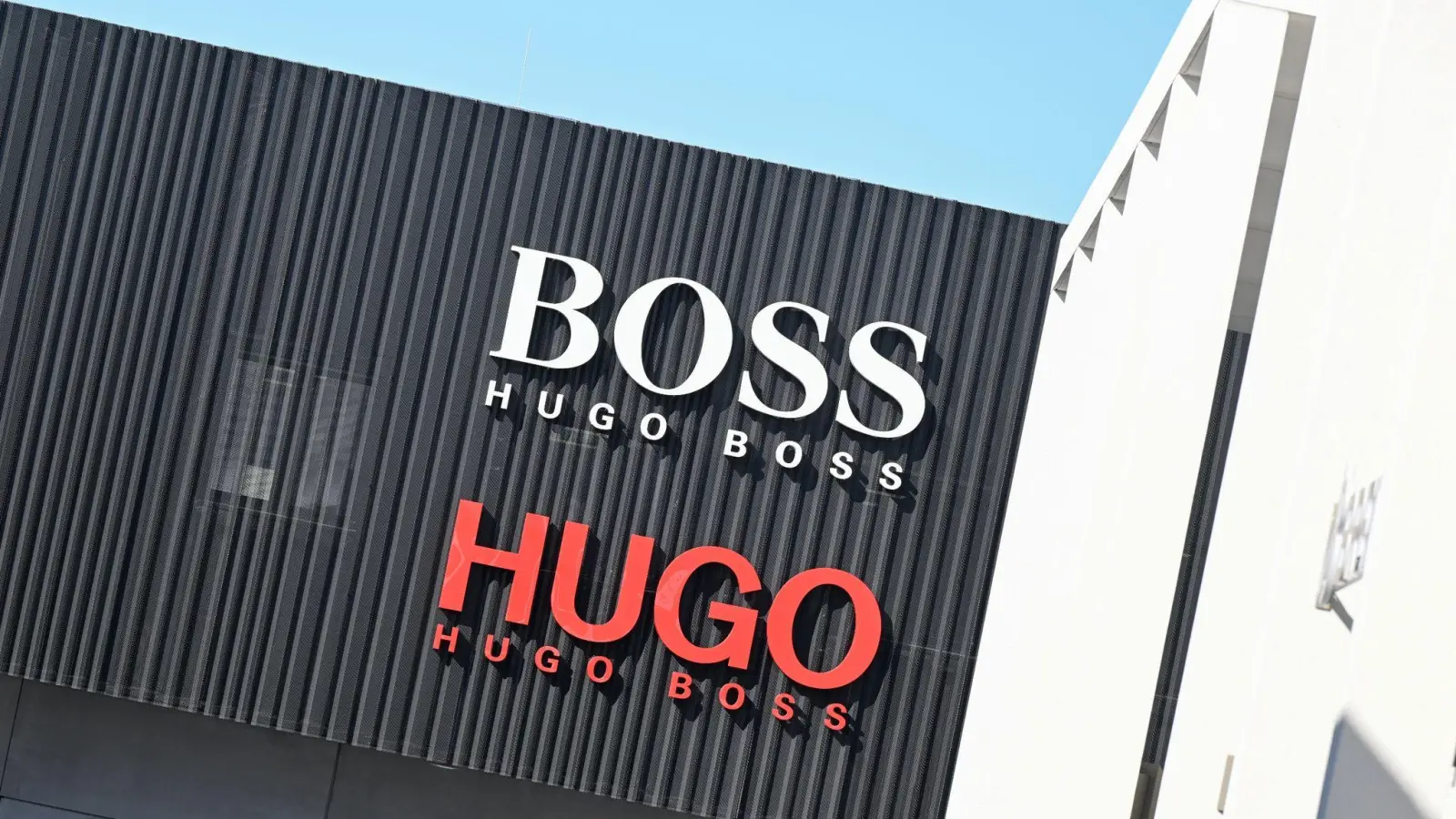 Das Logo des Modekonzerns Hugo Boss: Das Geschäft läuft. (Foto: Bernd Weißbrod/dpa)