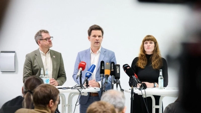 Vertreter von Grünen, SPD und Linken in Berlin haben eine Einigung zum konsequenten Umgang mit Antisemitismus vorgestellt. (Archivbild) (Foto: Annette Riedl/dpa)